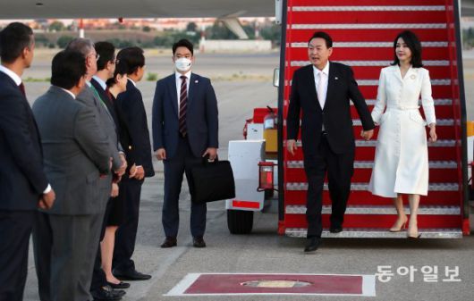윤석열 대통령과 부인 김건희 여사가 27일 오후(현지시간) 스페인 마드리드 국제공항에 도착해 주한 스페인 대사관 관계자와 현지 교민, 스페인 정부 인사 등의 환영 인사를 받고 있다.