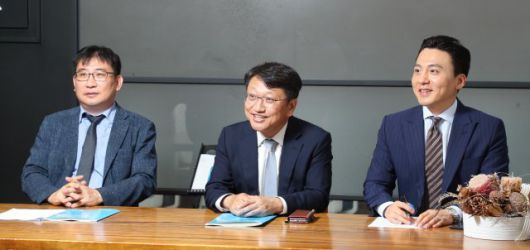 법무법인 엘케이비앤파트너스 공직·선거팀 소속 변호사들이 21일 서울 서초구 사무실에서 동아일보와의 인터뷰를 하고 있다. 왼쪽부터 서재민 변호사, 김강대 대표변호사, 박재형 변호사.