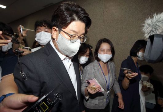 당대표 직무대행 사퇴의 뜻을 밝힌 국민의힘 권성동 대표 직무대행 겸 원내대표가 1일 오전 서울 여의도 국회에서 굳은 표정으로 원내대표실에 들어서고 있다. 사진공동취재단