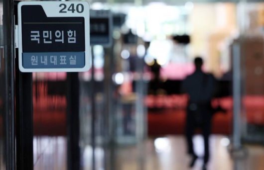 국민의힘 최고위원들의 연속 사퇴로 집권 여당의 비상대책위원회 체제 전환에 속도가 붙고 있는 가운데 휴일인 지난 달 31일 서울 여의도 국회 국민의힘 원내대표실 앞. 사진공동취재단