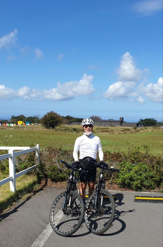 신용락 변호사가 2021년 10월 제주도를 자전거 타고 돌다 포즈를 취했다. 신용락 변호사 제공.