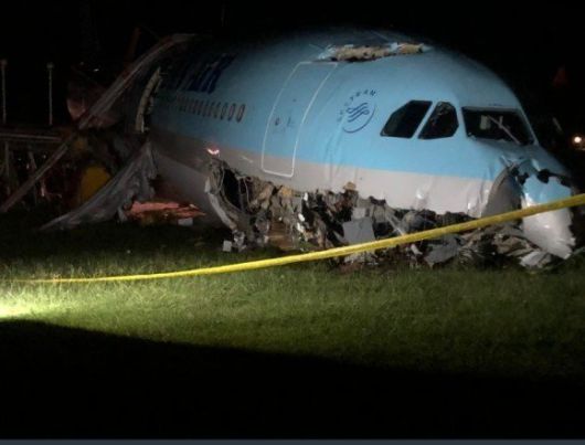 23일(현지 시각) 필리핀 세부 막탄 공항에 비상 착륙한 대한항공 KE631편. 기체 앞부분이 심하게 손상돼 있다. 뉴시스