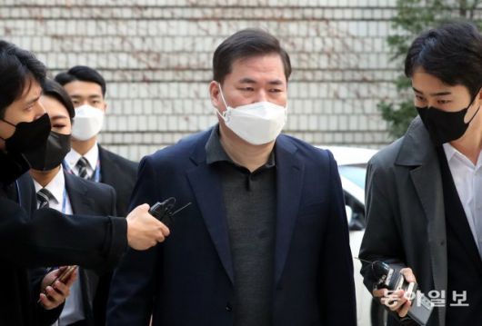 유동규 전 성남도시개발공사 본부장이 11일 오전 서울 서초구 중앙지법에서 열린 대장동 개발 사업 로비 특혜 의혹 관련 1심 속행 공판에 출석하기 위해 법정으로 향하고 있다. 김동주 기자 zoo@donga.com