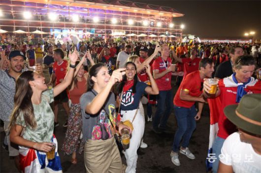 19일 오후 카타르 도하 알 비다 공원에서 축구 팬들이  ‘피파 팬 페스티벌’을 즐기고 있다. 도하=송은석  기자 silverstone@donga.com