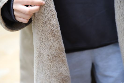 양털로 된 아바야(사우디 전통 여성 겉옷)를 입은 여성.