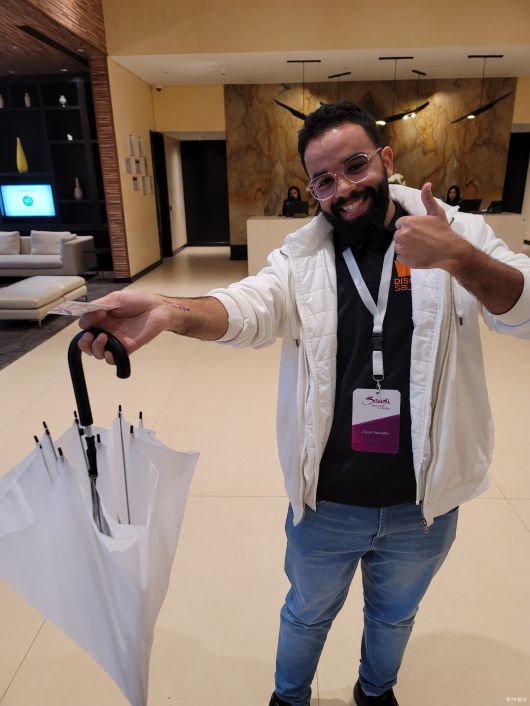 태어나서 처음 우산을 써봤다는 가이드 지야드 알말키 씨.