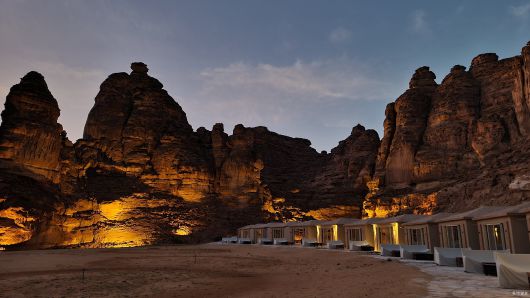 사막 바위 아래 자리잡은 샤덴 리조트.