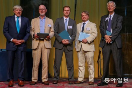 737MAX 기종의 잇따른 사고가 설계 결함이었음을 밝혀낸 심층 보도로 퓰리처상을 수상한 시애틀타임스 도미닉 게이츠(왼 쪽에서 두 번째) 기자와 보도진. 퓰리처상 홈페이지