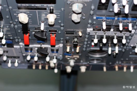 737 기종의 머리 위에 있는 오버헤드(Overhead) 패널. 패널 곳곳에 경고등과 상태 표시등이 위치해 있습니다. 위키미디어