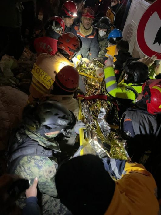 11일(현지시간) 튀르키예 지진 피해 지역에서 대한민국 긴급구호대 대원들이 현지 구조팀과 합동으로 구조활동을 벌이고 있다. 대한민국 긴급구호대(KDRT) 제공