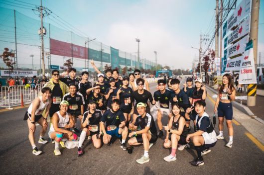 지난해 열린 춘천마라톤에 출전해 회원들과 함께 포즈를 취한 송주백 대표(앞줄 오른쪽에서 세 번째). 송주백 대표 제공.