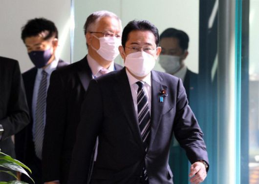 기시다 후미오 일본 총리가 9일 도쿄 총리 관저 내에서 이동하고 있다. 이날 대통령실과 일본 정부는 윤석열 대통령이 16, 17일 양일간 일본을 방문해 기시다 총리와 회담을 갖는다고 밝혔다. 아사히신문 제공