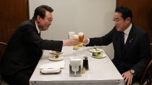 80분 1차만찬 이어 한시간 2차만찬 ‘건배’ 윤석열 대통령과 기시다 후미오 일본 총리가 16일 일본 도쿄의 번화가  긴자에 있는 ‘렌가테이’에서 생맥주로 건배를 하고 있다. 이곳은 1895년 개업한 노포로 일본에서 처음 돈가스, 오므라이스를 판  음식점으로 알려졌다. 윤 대통령이 과거 일본에서 먹었던 오므라이스를 추억한 것을 계기로 마련된 2차 만찬에서 한일 정상은 한  시간가량 이야기를 나눴다. 도쿄=뉴시스