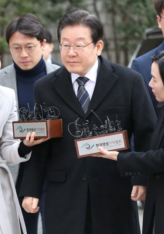 더불어민주당 이재명 대표가 지난 17일 오전 서울 서초구 서울중앙지방법원에서 열린 공직선거법 위반 공판에 출석하고 있다. 뉴스1