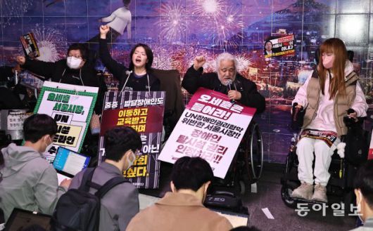 박경석 전국장애인차별철폐연대(전장연) 공동상임대표가 23일 오전 서울 지하철 1호선 시청역 승강장에서 기자회견을 열고 “서울시의 ‘전장연 죽이기’가 계속 된다면 지하철 선전전을 재개하겠다”고 밝히고 있다. 전장연은 이날 오전 8시 15분께 시청역 승강장에서 지하철 선전전을 위한 탑승을 시도했지만 지하철 보안관과 경찰의 저지로 승차에는 실패했다. 양회성 기자 yohan@donga.com