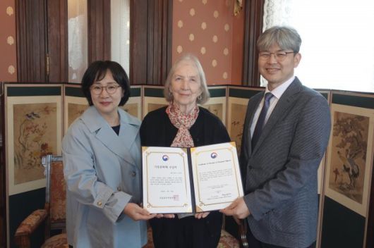 지난달 28일(현지 시간) 미국 워싱턴 소재 주미대한제국공사관에서 열린 기증서 전달식에 참석한 게일 허 여사(가운데)가 기증서를 손에 들고 있다. 국립광주박물관 제공