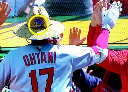 오타니 쇼헤이(LA 에인절스)가 3일 미국프로야구 메이저리그(MLB) 오클랜드 방문경기에서 5회초에 홈런을 친 뒤 더그아웃으로  돌아와 미국프로농구(NBA) 골든스테이트 로고(점선 안)를 새긴 모자를 쓴 채 축하 인사를 받고 있다. 미국 NBC 방송 중계화면  캡처