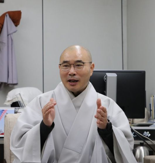 탄원 스님이 ‘열암곡 마애불입상 바로 모시기’의 의의와 과정을 설명하고 있다. 사진제공 조계종