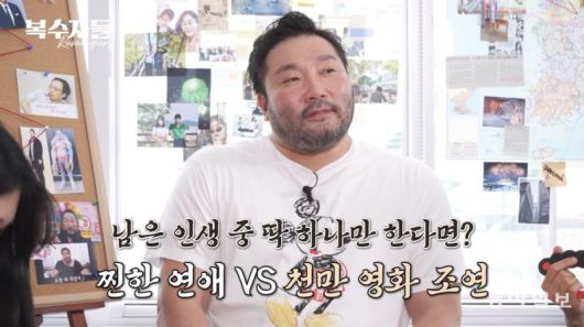 ＜복수자들＞과 인터뷰하는 박광재. 동아일보 유튜브 ‘복수자들’ 캡처.