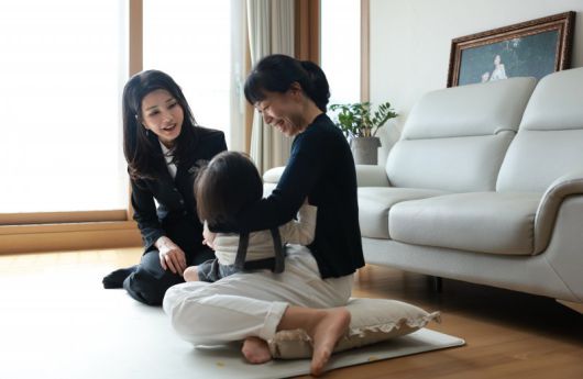 김건희 여사가 13일 3년 전 한강 투신자 수색 중 순직한 고(故) 유재국 경위의 자택을 찾아 유 경위의 부인 이꽃님 씨와 아들 이현 군의 뇌성마비 재활치료 상황에 대해 대화를 나누고 있다. (대통령실 제공) 뉴스1