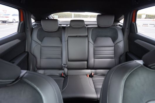 쿠페 스타일인 만큼 후면 시야가 좁다. 뒷 좌석은 앞으로 접을 수 있다. 출처=IT동아