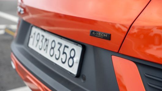 하이브리드를 연비만 보고 사기엔 비 경제적이다. 오히려 주행 경험이나 전기차로의 전환에 대비하기 위한 선택지로 보고 접근해야 한다. 출처=IT동아