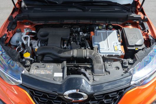 르노 XM3 이테크 하이브리드의 엔진룸은 XM3 1.6 GTe보다 더 깔끔하게 정돈된 모양새다. 우측의 은색 패널 및 주황색 라인이 하이브리드 차량에만 있는 인버터 및 고전압 라인이다. 출처=IT동아