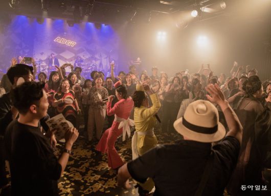 2019년 7월 서울 용산구 현대카드 언더스테이지 공연장에서 객석에 내려와 춤판을 벌이는 악단광칠의 모습. 악단광칠 제공 ⓒ 박다울