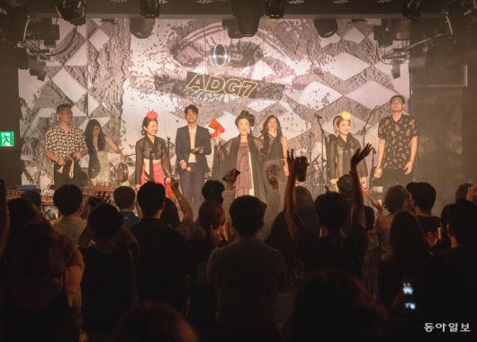 2019년 7월 서울 용산구 현대카드 언더스테이지 공연장에서 무대에 오른 악단광칠의 모습. 악단광칠 제공 ⓒ 박다울