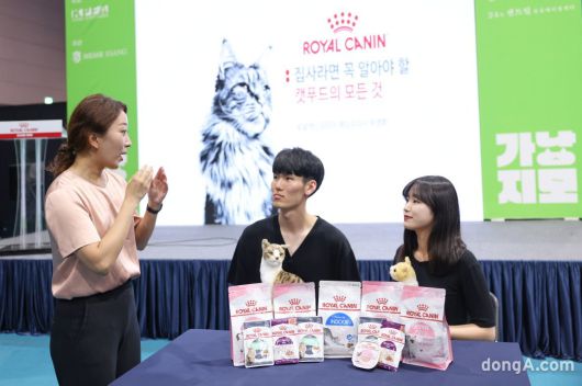 반려묘 사료에 대한 노하우와 정보를 설명해주는 곽영화 로얄캐닌 책임수의사.