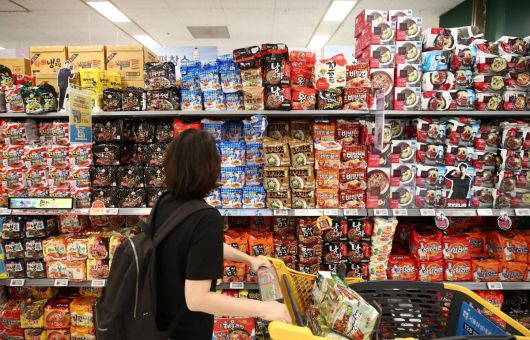 5일 서울 시내 한 대형마트에서 시민이 라면을 고르고 있다. 이날 통계청에 따르면 지난달 라면 소비자물가지수는 124.04로 전년  동월 대비 13.1% 올랐다. 이는 글로벌 금융위기 당시인 2009년 2월(14.3%) 이후 14년 3개월 만에 가장 높은  상승률이다. 뉴스1