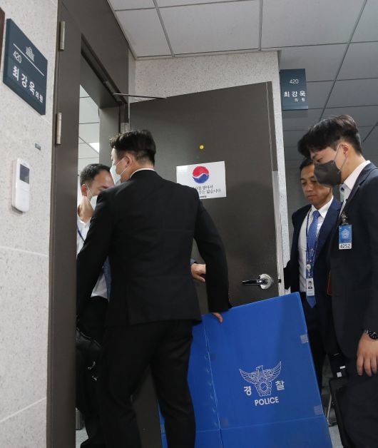 서울경찰청 반부패공공범죄수사대 관계자들이 5일 오전 ‘한동훈 법무부 장관 개인정보 유출’ 의혹과 관련해 서울 영등포구 여의도 국회 의원회관에 있는 최강욱 더불어민주당 의원실을 압수수색하고 있다. 뉴스1
