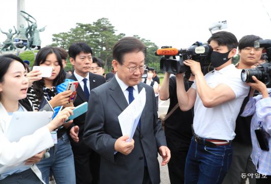 7일 더불어민주당 이재명 대표가 서울 여의도 국회 본청 계단에서 10.29 이태원 참사 진상규명 특별법 제정 촉구 기자회견을 마치고 이동하고 있다. 김재명 기자 base@donga.com