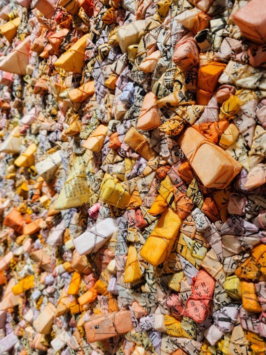 제주 한국폴로클럽 아트갤러리에서 열리고 있는 전광영 작가 초대전. 전통한지를 활용한 ‘집합’ 시리즈.