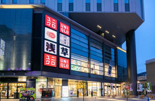 패스트리테일링의 대표 브랜드 유니클로의 아사쿠사점. 높은 주가로 개인투자자가 투자하기 어려운 대표적인 종목이었던 패스트리테일링도 지난 3월 1주를 3주로 쪼개는 주식분할을 했다. 패스트리테일링 홈페이지