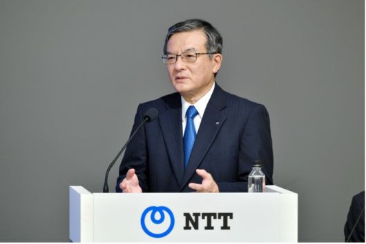 지난 5월 주주총회에서 25대 1 주식분할 계획을 발표한 시마다 아키라 NTT 사장. 그는 “약 90만명의 개인투자자 중 과반이 70대 이상”이라며 “젊은 분들이 더 투자해줬으면 한다”고 이유를 설명했다. NTT 홈페이지