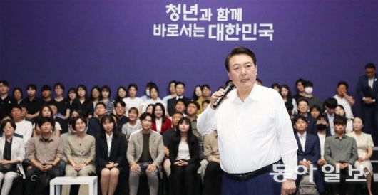 윤석열 대통령이 6일 서울 서초구 세빛섬 플로팅아일랜드 컨벤션홀에서 열린 ‘청년정책 점검회의’에 참석해 모두발언을 하고 있다. 최혁중 기자 sajinman@donga.com