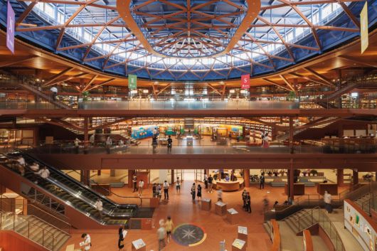 ‘일본에서 가장 아름다운 도서관’으로 불리는 이시카와현 현립 도서관도 ‘떠드는 도서관’ 실험을 하고 있다. 1층부터 4층까지 뻥  뚫린 로마 원형극장 형태의 이 도서관에서는 자유롭게 대화하며 휴대전화도 받을 수 있다. 이시카와현 현립도서관 제공