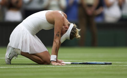 감격 마르케타 본드로우쇼바가 15일 윔블던 테니스 대회 여자 단식 우승을 확정한 뒤 코트에 엎드려 감격스러워하고 있다. 세계랭킹  42위로 랭킹 상위 32명에게 주는 시드를 받지 못한 채 이번 대회에 출전한 본드로우쇼바는 결승에서 지난해 준우승자 온스  자베르(튀니지)를 2-0으로 완파하고 정상을 밟았다. 런던=신화