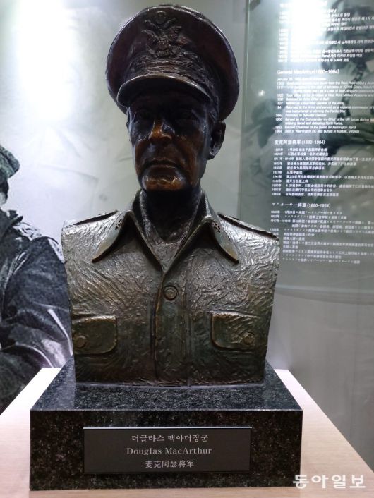 인천상륙작전 기념관의 맥아더 장군 흉상.  인천 = 구자룡 기자