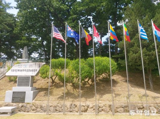 1951년 2월 지평리 전투 미국군 전승 충혼비.  지평리 전투는 중공군의 인해전술이 한계가 있음을 보여주고 유엔군이 반격하는 전환점이 됐다.  그해 7월 휴전회담이 시작됐다.  양평 =  구자룡 기자