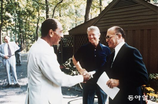 협상 타결 뒤 캠프 데이비드에서 악수를 나누는 안와르 사다트 이집트 대통령, 지미 카터 대통령, 메나헴 베긴 이스라엘 총리(왼쪽부터). 더 카터 센터 홈페이지
