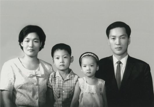 윤석열 대통령의 어린 시절 가족 사진. 왼 쪽부터 모친 최성자 전 이화여대 교수, 윤 대통령, 동생 윤신원 씨, 부친 고 윤기중 연세대 명예교수. 대통령실 제공