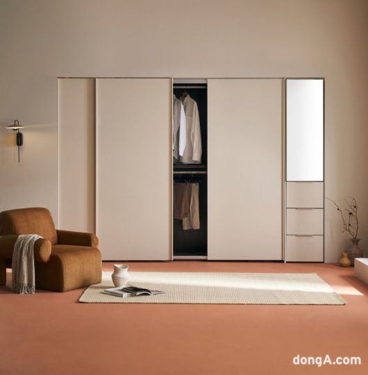 데일리 거울 3단 수납장이 설치된 유로 506 노엘 슬라이딩 붙박이장. 한샘 제공