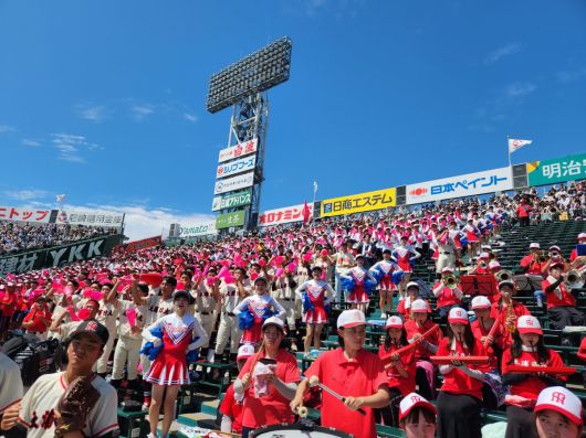 같은 날 고시엔 구장 관중석에서 8강전에 나선 쓰치우라니치다이 고교 응원단이 땡볕 아래에서 응원을 하고 있다. 쓰치우라 고교는 이 경기에서 승리해 4강에 진출했다. 니시노미야=이상훈 특파원 sanghun@donga.com