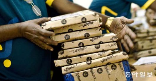 인도의 소매 전자상거래 시장은 플립카트와 아마존이 양분하고 있다. 플립카트 소유주가 월마트이기 때문에 사실상 미국 기업이 이 시장 대부분을 장악했다. 플립카트 홈페이지