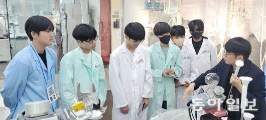 23일 인천 송도국제도시 BT센터에 있는 글로벌 바이오기업 써모피셔사이언티픽의 바이오 프로세스디자인센터(BDC)를 방문한 학생들이  메신저리보핵산(mRNA) 등 다양한 백신 생산 공정을 둘러보고 있다. 인천=차준호 기자 run-juno@donga.com
