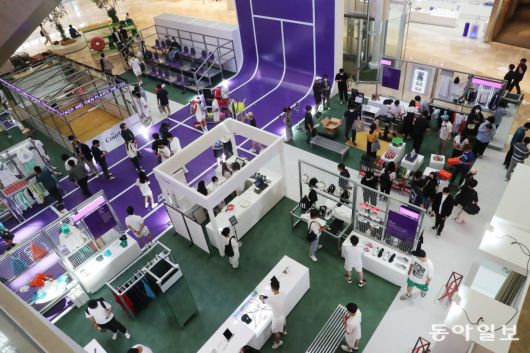 지난해 6월 서울 송파구 롯데월드몰에서 운영된 테니스코트 팝업스토어 ‘더 코트’. 엔데믹 시대를 맞아 소비자들이 예술 관람, 체험, 이색 제품 등을 제공하는 오프라인 공간에 열광하는 경향이 두드러지고 있다. 동아일보DB