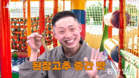 〈복수자들〉과 인터뷰 중인 일오팔. 〈복수자들〉 캡처