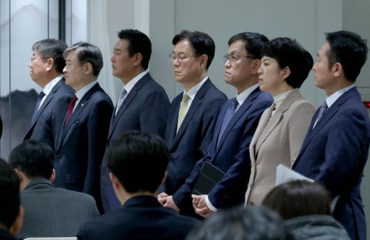 나란히 선 대통령실 참모들 윤석열 대통령이 29일 서울 용산 대통령실청사 브리핑룸에서 부산 엑스포 유치 실패 관련  대국민 담화에 나선 모습을 대통령실 참모들이 지켜보고 있다. 왼쪽부터 김대기 비서실장, 조태용 국가안보실장, 김태효 국가안보실  1차장, 이관섭 국정기획수석, 최상목 경제수석, 김은혜 홍보수석, 이도운 대변인. 대통령실사진기자단